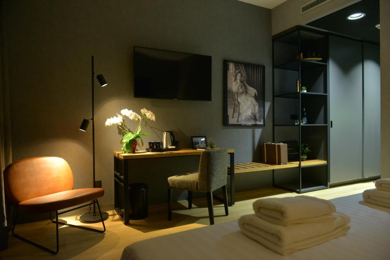 Mk Hotel Tirana Rinas Exterior photo A room at the hotel