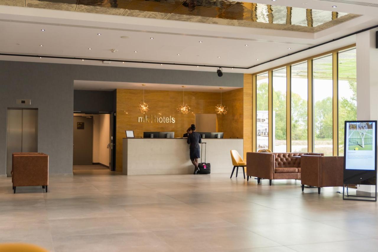 Mk Hotel Tirana Rinas Exterior photo Lobby of M Hotel