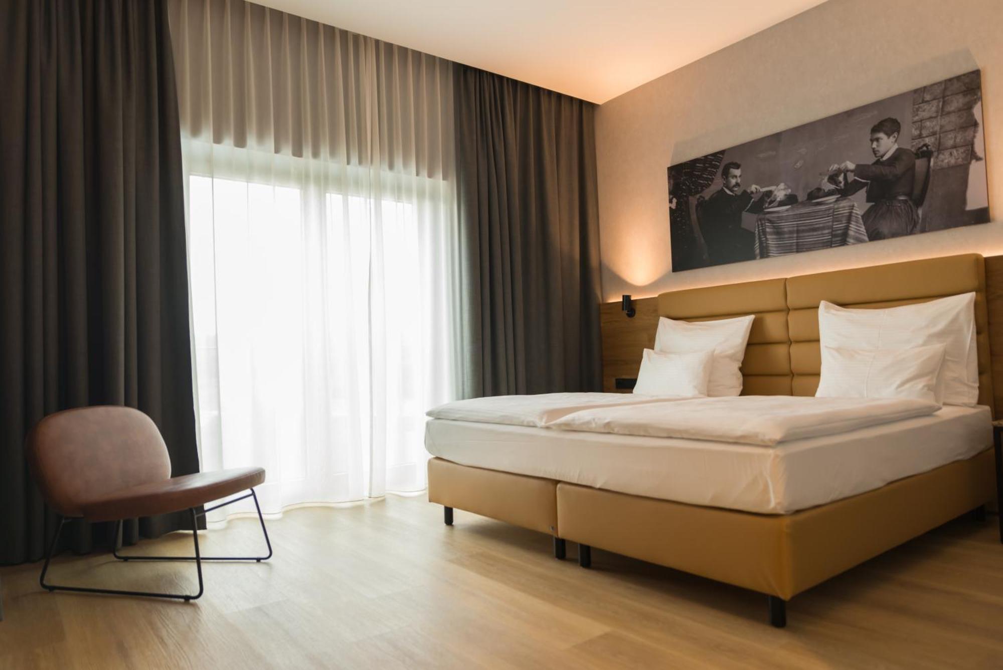 Mk Hotel Tirana Rinas Exterior photo A room at the Hotel Axelmannstein
